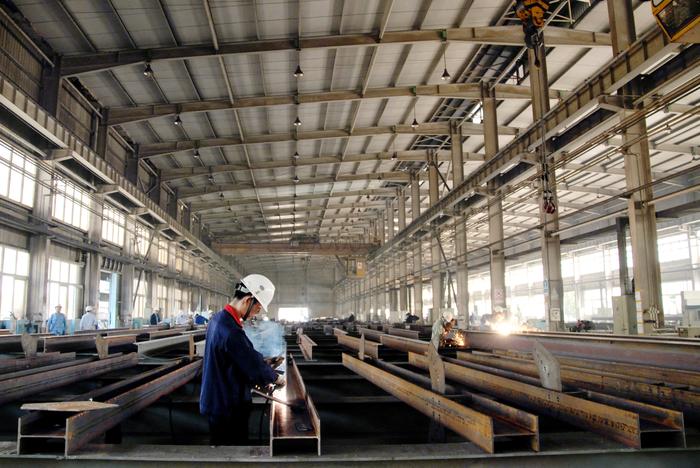 下面就帶大家了解一下什么是四川管廊鋼結(jié)構(gòu)？ 以鋼材制作為主的結(jié)構(gòu)，是主要的建筑結(jié)構(gòu)類型之一。鋼材的特點(diǎn)是強(qiáng)度高、自重輕、剛度大，故用于建造大跨度和超高、超重型的建筑物特別適宜；材料勻質(zhì)性和各向同性好，屬理想彈性體，最符合一般工程力學(xué)的基本假定；材料塑性、韌性好，可有較大變形，能很好地承受動(dòng)力荷載；建筑工期短；其工業(yè)化程度高，可進(jìn)行機(jī)械化程度高的專業(yè)化生產(chǎn)；加工精度高、效率高、密閉性好，故可用于建造氣罐、油罐和變壓器等。其缺點(diǎn)是耐火性和耐腐性較差。主要用于重型車間的承重骨架、受動(dòng)力荷載作用的廠房結(jié)構(gòu)、板殼結(jié)構(gòu)、高聳電視塔和桅桿結(jié)構(gòu)、橋梁和庫(kù)等大跨結(jié)構(gòu)、高層和超高層建筑等。鋼結(jié)構(gòu)今后應(yīng)研究高強(qiáng)度鋼材，大大提高其屈服點(diǎn)強(qiáng)度；此外要軋制新品種的型鋼，例如H型鋼（又稱寬翼緣型鋼）和T形鋼以及壓型鋼板等以適應(yīng)大跨度結(jié)構(gòu)和超高層建筑的需要。 鋼結(jié)構(gòu)又分輕鋼和重鋼。判定沒(méi)有一個(gè)統(tǒng)一的標(biāo)準(zhǔn)，很多有經(jīng)驗(yàn)的設(shè)計(jì)師或項(xiàng)目經(jīng)理也常常不能完全說(shuō)明白，可以以一些數(shù)據(jù)綜合考慮并加以判斷